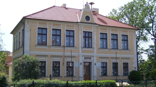 Praha,_Dolní_Měcholupy,_škola