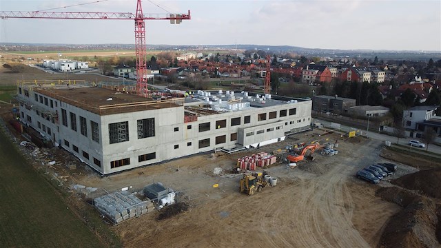 Nová ZŠ Kolovraty v Měsíčkové během výstavby v dubnu 2025